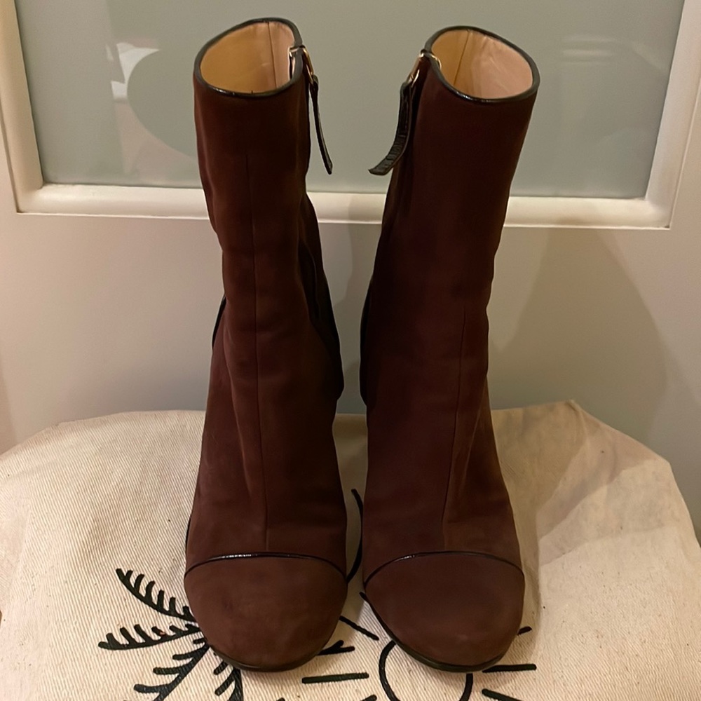 Women’s size 5B, 3 inches tall